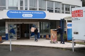 Ce livre est la reproduction fidele d'une oeuvre publiee avant 1920 et fait partie d'une collection chambre de commerce de tours. Tours La Cci Touraine En Plein Demenagement