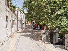 Ο άγιος γεώργιος νηλείας είναι ορεινό χωριό και είναι αμφιθεατρικά ο άγιος γεώργιος έχει διατηρήσει το χαρακτήρα της πηλιορείτικης αρχιτεκτονικής. Kissos Re8ymnhs Bikipaideia