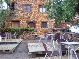 Situado en un particular pueblo de valverde de los arroyos a 1255 metros sobre el nivel del mar, ofrece unas especialidad en cordero asado en horno de leña. Apartamentos Rurales La Alqueria De Valverde Asociacion De Turismo Rural Sierra Norte De Guadalajara