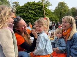 LIVE | Kleedjesmarkten, muziek en beachvolleybal op Koningsdag 2026