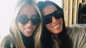 Ofía sarkany, la hija del reconocido diseñador de calzado ricky sarkany, falleció este domingo a los 31 años en una clínica de miami, en estados unidos, donde se encontraba internada producto de un cáncer de útero que le fue diagnosticado en 2018. Gkaygndmliz9am