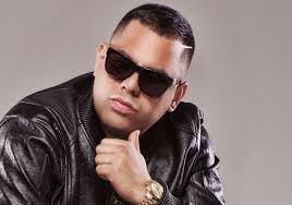 Un booty gigante y el pelo suave esos cocos en el traje no le caben ella esta bien dura to' el mundo lo sabe (coro) my baby boo loca conmigo yo loco con ella my baby boo me dice solo contigo e visto las estrellas my baby boo loca conmigo yo loco con ella my baby boo me dice solo contigo e visto las estrellas. Gringo Se Lleva Aplausos En Otro Escenario Escenario Elvocero Com