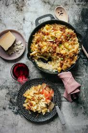 Das Rezept Fur Alpenmakkaroni Knusprig Uberbackene Nudeln In Kase Sahne Sosse Mit Rostzwiebeln Und Apfelkompott Rezept In 2020 Rostzwiebeln Apfelkompott Lebensmittel Essen