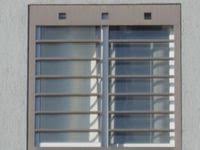 Encuentra el catálogo de protecciones para ventanas modernas con diseños de herrería minimalistas para aumentar la seguridad de tu hogar. 42 Ideas De Rejas Ventanas Rejas Ventanas Ventanas Protecciones Para Ventanas