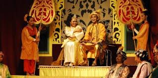 Lenong merupakan teater daerah yang berasal dari suku betawi di jakarta.dalam proses pertunjukannya, lenong akan diiringi oleh suara musik yang berasal dari gambang kromong. 10 Contoh Teater Tradisional Di Indonesia Lengkap Dengan Gambar