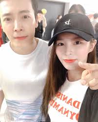 Elkie (엘키) is a hong kong singer under cube entertainment. Sj Donghae Clc Elkie On Twitter Elkie S Pic Is Taken From A Diff Angle But The Girl Is Still There This Shows Its From The Same Day