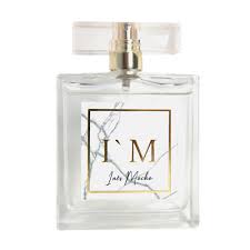Inês subiu ao palco com uma modelo para demonstrar a maquilhagem que iria fazer, um look natural, e durante o processo explicou todos os passos, produtos utilizados e os seus ingredientes, pincéis. I M Ines Mocho Eau De Parfum