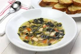 Un'antica ricetta della cucina contadina toscana, un piatto economico che ricorda la ribollita ma come verdura si usa solo il cavolo nero, senza verza e biete. Zuppa Di Fagioli Cannellini E Cavolo Nero Ricetta E Ingredienti