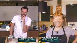 La rencontre de michaël gregorio avec laurent ruquier est décisive pour sa carrière, puisque la même année, il revient avec un deuxième spectacle michaël gregorio pirate les chanteurs dans lequel il chante johnny hallyday, mylène farmer ou encore mika, et dont la tournée se clôture en. Video Emmanuel Macron Cette Phrase Sur Les Masques Qui Ne Passe Pas Aupres Des Internautes Voici Michael Gregorio Deborah Francois Emmanuel Macron