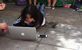 Ofelia fernández (14 de abril de 2000) es una exdirigente estudiantil, activista y política argentina. Se Viralizo Una Foto De Ofelia Fernandez Con Una Mac Y
