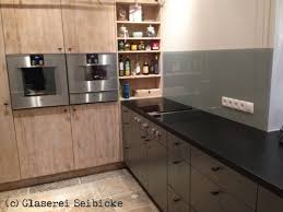 Kuchenruckwand Aus Glas Ruckseitig Glaslack In Der Farbe Weissaluminium Ral 9006 Kuchenruckwand Kuchenruckwand Glas Kuche