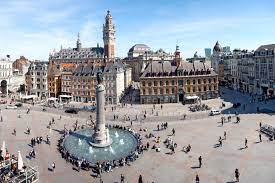 It is located to the country's north, on the deûle river, near the border with belgium.the whole metropolitan area of lille, both on french and belgian territory (courtray, tournai) was estimated in 2007 at around 1,885,000 inhabitants, ranking as one of the major metropolitan areas of europe. Entdecke Lille Seine Spots Menschen Und Die Szene