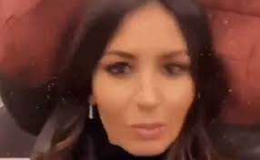 I suoi primi passi nel mondo dello spettacolo risalgono al 1997 quando. Elisabetta Gregoraci Si Presenta In Treno Conciata Cosi Ma Davvero Immagini Sconcertanti Furiosa Polemica Libero Quotidiano
