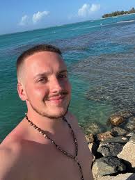 Happy Tuesday everyone! 🌊 We are Isla Verde Beach Today located in  Carolina, Puerto Rico 🇵🇷 We hope you have an amazing day! (If not make it  so!) We are experiencing partly