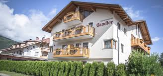 Vendesi splendido appartamento mansardato all'ultimo piano in una posizione privilegiata nel centro di valdaora di mezzo nelle immediate vicinanze delle piste da sci del comprensorio sciistico plan de corones. Willkommen Apartments Gandler In Olang Am Kronplatz