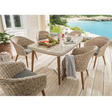 Dining Lounge In 70er Jahre Retro Look Mit Glasplatte In Rattan Optik Und Beinen In Holz Optik Gartenmobel Sitzkissen Grau Polyrattan Sitzgruppe