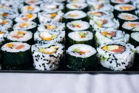 Makis Et California Rolls Au Sesame Noir Et Citron Vert Recette Sushi Maison Sushi Recette Facile Recette Sushi Maki