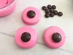 These adorable minnie mouse cookies on a stick are easy to make when you follow bronnie bakes' experience the world of cake decorating like never before with cake central magazine! Minnie Mouse Oreo Cookies