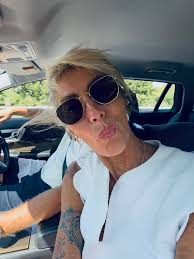 DRIVING HOME .. As you know I do love a car selfie 🤳🏻 Had the best few  days away and now we are looking for a good pub with a good garden