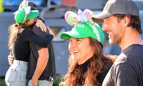 May 26, 2021 · aaron rodgers and shailene woodley are hanging loose. Shailene Woodley And Aaron Rodgers Look Smitten They Stroll Through Disney World Holding Hands Daily Mail Online