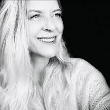 Lustig: In den Vereinigten Staaten sollen die Arbeitgeber:innen künftig für  super-spezialisierte Arbeitskräfte aus anderen Ländern — wie sie  beispielsweise in der Computer-Industrie benötigt werden — 100.000 Dollar  pro Jahr als Zusatz-Gebühr (also