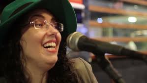 Deborah Rosa canta O Bêbado e o Equilibrista no Corujão da Poesia