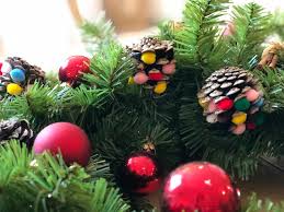 Les pommes de pin sont la touche de poésie et de nature de notre hiver et on adore ça ! Decoration De Noel Des Pommes De Pin Avec Des Pompons Auchan Et Moi