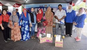 Setelah dilaksanakan pengecekan oleh danrem 173/pvb dan rombongan, dilanjutkan dengan peresmian yang dilakukan dengan prosesi pemotongan pita oleh danrem 173/pvb dan dilanjutkan dengan penyerahan kunci rumah secara simbolis kepada kepala dinas bpmpk kab. Galeri Anugerah Perkhidmatan Cemerlang Category Majlis Penyerahan Kunci Rumah Perluasan Skop Ctu Di Kg Lata Janggut Kg Santura Kuala Long Jeli Kelantan Image Majlis Penyerahan Kunci Rumah Perluasan