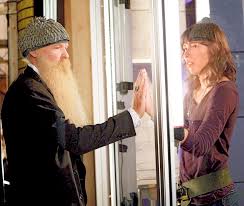 2007 musste zz top erneut eine tournee absagen, da bei hill ein tumor im innenohr entdeckt wurde, welcher sein gehör schädigen könnte. Bones 20 Lustige Fakten Zu Bones Die Knochenjagerin