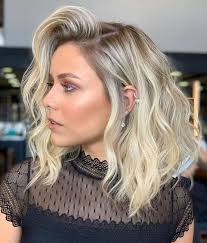 Taglio di capelli ricci a zig zag. Caschetto Mosso Lungo Corto O Con Frangia Tendenze 2021 Pourfemme