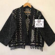 Dipadukan dengan jeans atau rok mini juga oke lho! Kimono Tenun Lurik Gerimis Mix Tenun Troso Jepara Desain Blus Pakaian Desain Pakaian