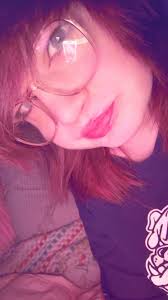 🤣 Did anyone else's parents dig the emo look? My parents always just told  me to be who I am. Although my dad couldn't stay I'm hot topic for more  than 5