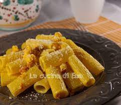 In ultimo si manteca il tutto con una noce di burro e una spolveratina di parmigiano grattugiato. Pasta Speck E Zafferano Ricetta