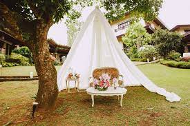 Photobooth Idea For English Country Garden Wedding Or Rustic Garden Weddings Vintage Style Sofa W Country Garden Weddings Rustic Garden Wedding Rustic Gardens