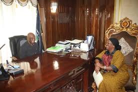 Now look at Joseph Boakai's desk as a president and compare it with that of  George Weah, which one looks more presidential? George Weah used to sit  behind a Chinese-made plastic desk