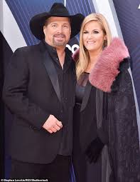 Are garth brooks and trisha yearwood divorcing? Garth Brooks 56 Tears Up As He Dedicates Song To His Wife Of 13 Years Trisha Yearwood 54 At Cmas Daily Mail Online