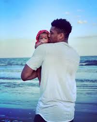 Το νο34, η μαράια και ο πατέρας της. Giannhs Antetokoynmpo H Daddygoals Fwtografia Me Ton Gio Toy Boom