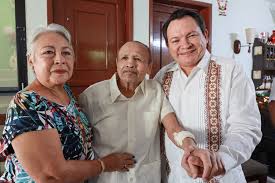 Tuve el gusto de visitar a Don Miguel Canto Solís, quien ha sido uno de los  yucatecos que ha puesto en alto el nombre de nuestro Estado. Le entregamos  un reconocimiento conmemorativo