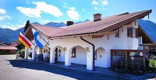 Haus des gastes (wallgau) kommende veranstaltungen 350 demonstranten zeigen flagge und bringen in wallgau den durchgangsverkehr zum stillstand. Buidleck Lenggries Wanderausstellungen