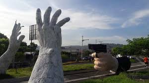 Con un evento cultural y multitudinario fue presentada la estatua cuya construcción fue hecha por parte de los manifestantes de esa zona desde el pasado 28 de mayo y es un símbolo a la lucha de los jóvenes en medio. Pieza Salvadorena Que Desafio Concepto Del Monumento A La Transparencia Fue Elegida En Bienal Guatemalteca Noticias De El Salvador Elsalvador Com