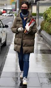 @bavarista_lb french:@nightwhisper42 spanish babil dizisinin i̇lay'ı birce akalay etiler'de bir mekânda otururken magazinburada.net kameralarına yansıdı. Babil Dizisinin Yildizi Birce Akalay Sevgilisiyle Market Cikisi Goruntulendi Magazin Haberleri Ntv