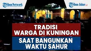 Dan kamu akan bergumam, oh iya ya, mereka. Video Tradisi Warga Di Kuningan Saat Bangunkan Waktu Sahur Pentas Musik Tabuhan Genjring Solawatan Tribun Jabar
