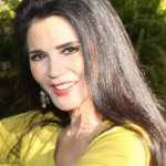 Araceli Dixon's Instagram, Twitter & Facebook