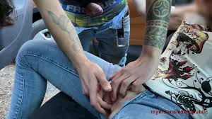 ช่วยตัวเองบนรถ สาวสวยแอบช่วย