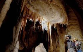 Video Minunile Ascunse In Munţii Apuseni Pestera Piatra Altarului Una Dintre Cele Mai Frumoase Din E Visit Romania Beautiful Places To Visit Beautiful Places