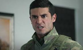 Yasak elma berk oktay kimdir? Bugun Gunlerde Berk Oktay Yasak Elma Cosacak Berk Oktay Mavi Boncuk Dagitacak