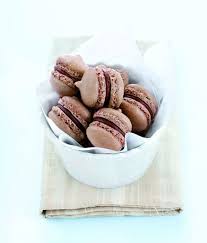 Macarons Chocolat Au Lait Et Fruits De La Passion Macaron Chocolat Macaron Chocolat Au Lait