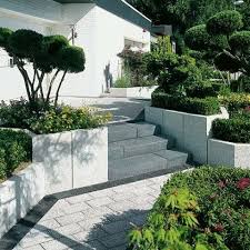 Conturo Granithell Gestrahlt Hauszugang Stelen Stufen Einfassungen Conturo Metten Metten Stein Und Design Mettenste Garten Garten Stufen Gartenfliesen