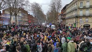 Après un an et demi de crise sanitaire, qui a compliqué l'organisation de manifestations, la « marche des libertés » offre une sorte de grand rattrapage pour les militants politiques et syndicaux. Toulouse Plus De 2400 Personnes A La Marche Des Libertes Ladepeche Fr
