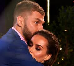 Итак, победителем шоу холостячка 2020 стал александр эллерт. Holostyachka 8 Vypusk 11 12 Kto Pokinul Shou Kto Proshel V Final Holostyachki Foto Video Unian